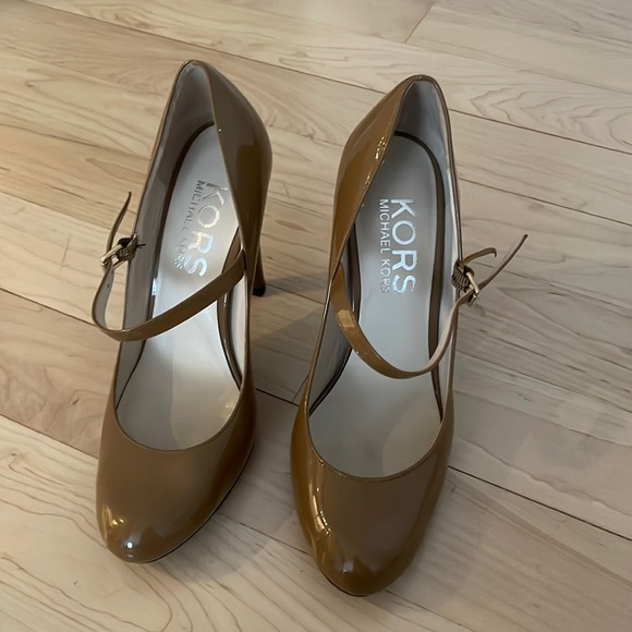 Michael Kors Shoes - Michael Kors size 8.5 beige patent leather Mary Jane pumps
